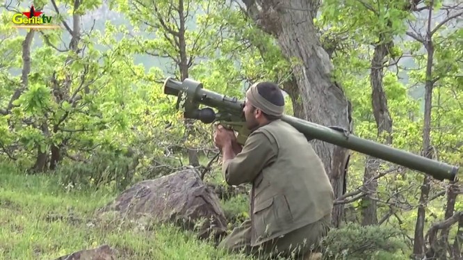 Video: Chiến binh người Kurd thuộc PKK bắn hạ máy bay trực thăng Thổ Nhĩ Kỳ