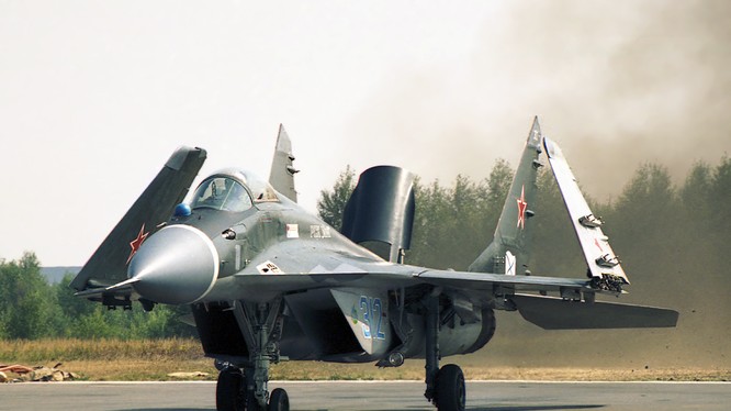 Việt Nam tung “mãnh điểu” MiG – 29 K bảo vệ Trường Sa thế nào? (video)