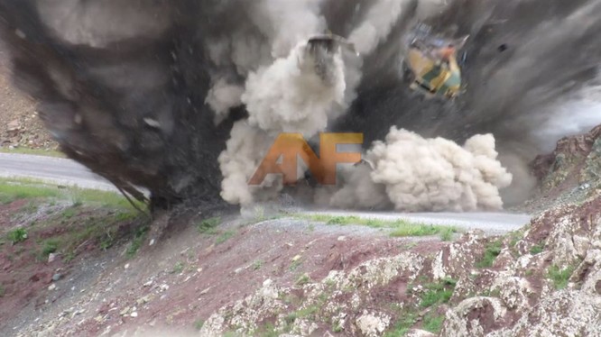 Video: Mìn của lực lượng dân quân người Kurd xé tan xe bọc thép Thổ Nhĩ Kỳ