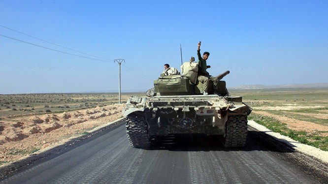 Xe tăng T-72 quân đội Syria trên đường tiến về Raqqa