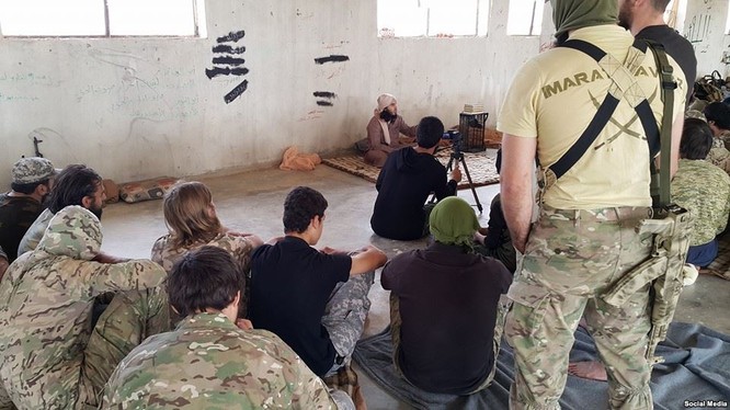 Nhóm chiến binh Al-Nusra nước ngoài đang nghe một thủ lĩnh Uzbek giảng đạo ở Syria