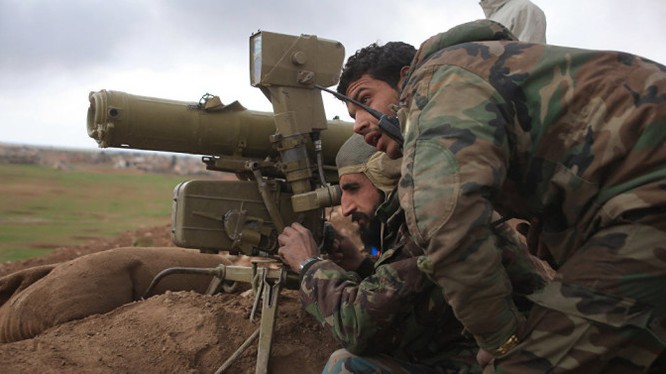 Binh sĩ Syria sử dụng tên lửa chống tăng tấn công IS ở Deir Ezzor