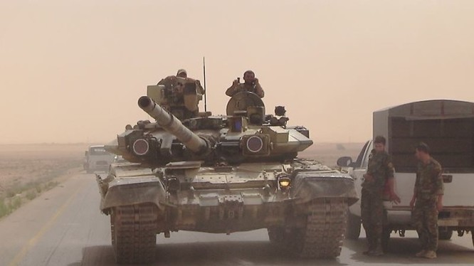 Xe tăng T-90 do Nga cung cấp cho quân đội Syria đang có mặt ở Raqqa
