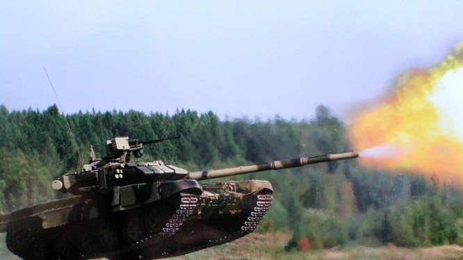 xe tăng T-90 khai hỏa khi vượt vật cản