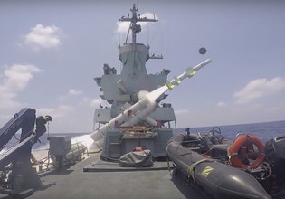 Tên lửa chống tàu Harpoon phóng từ chiến hạm Israel