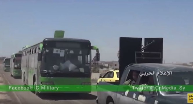 Chiếc xe buýt màu xanh chở các chiến binh Hồi giáo cực đoan di tản