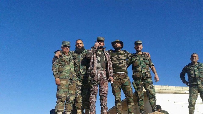 Thiếu tướng Suheil al-Hassan và sĩ quan Tigers chỉ huy trận chiến