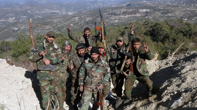 Các binh sĩ quân đội Syria trên chiến trường Bắc Latakia