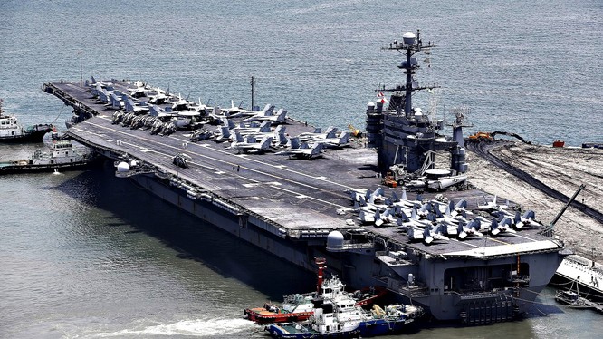 Tàu sân bay trọng tải 97.000 tấn USS George Washington đến thành phố cảng phía đông nam Hàn Quốc Busan