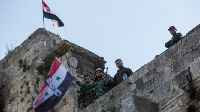 Cờ Syria được các binh sĩ gương cao trên tòa nhà mới chiếm lại