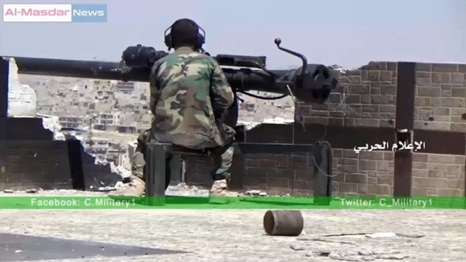 Binh sĩ Syria sử dụng pháo không giật B-10 ở Aleppo