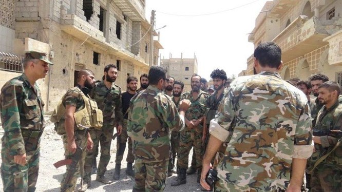 Các binh sĩ quân đội Syria đang nghe truyền đạt mệnh lệnh tại một đường phố thành phố Deir Ezzor