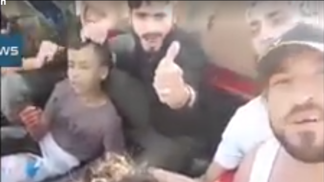 Thủ lĩnh chiến trường của al-Zenki có mặt trên chiếc xe chở em bé Palestinia 