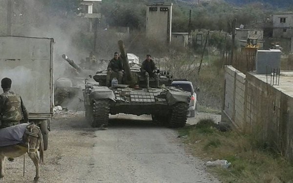 Xe tăng quân đội Syria tiến công trên chiến trường Latakia