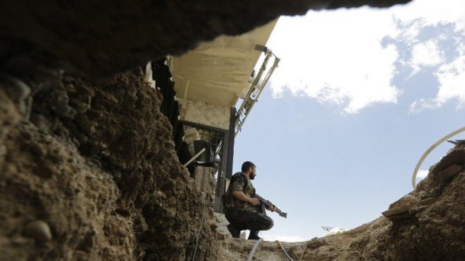 Binh sĩ quân đội Syria canh gác khu đường hầm phòng thủ của lực lượng Hồi giáo cực đoan ở Đông Ghouta