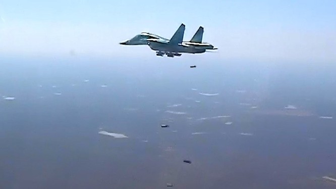Máy bay ném bom Su-34 không kích trên không phận Deir Ezzor