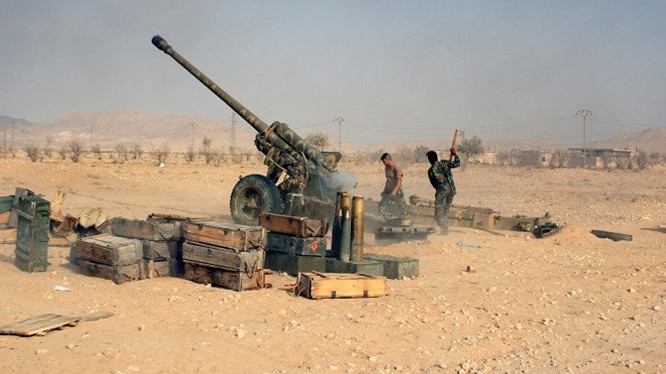 Pháo binh quân đội Syria tấn công trên chiến trường Palmyra