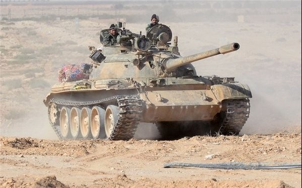 Xe tăng quân đội Syria tấn công IS trên sa mạc tỉnh Homs
