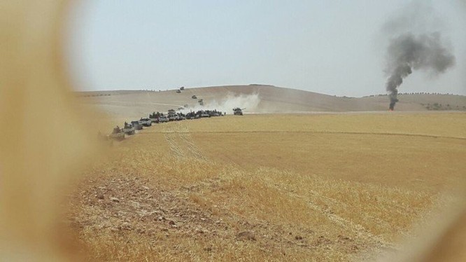 Đoàn xe tăng Thổ Nhĩ Kỳ tiến vào lãnh thổ Syria