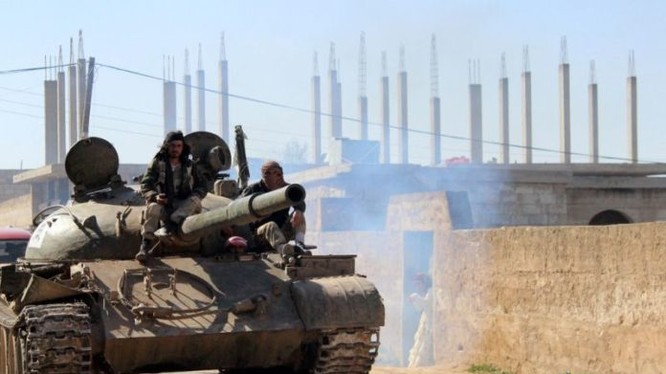 Xe tăng quân đội Syria trên chiến trường ngoại ô thị trấn Morek, Hama