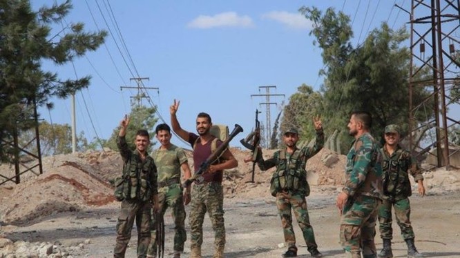 Binh sĩ quân đội Syria trong ngôi làng Khirbat Al-Hijama vừa được giải phóng