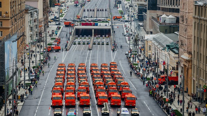 Đoàn xe dịch vụ công diễu hành trên đường phố Moscow