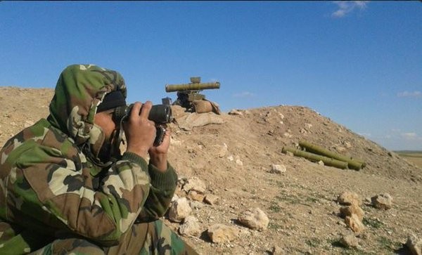 Quân đội Syria sử dụng ống nhòm quan sát chiến trường