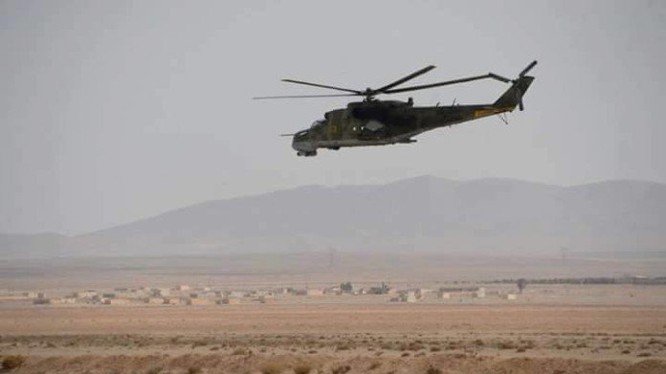 Máy bay trực thăng chiến đấu Mi 24 quân đội Syria tuần tiễu khu vực Palmyrra