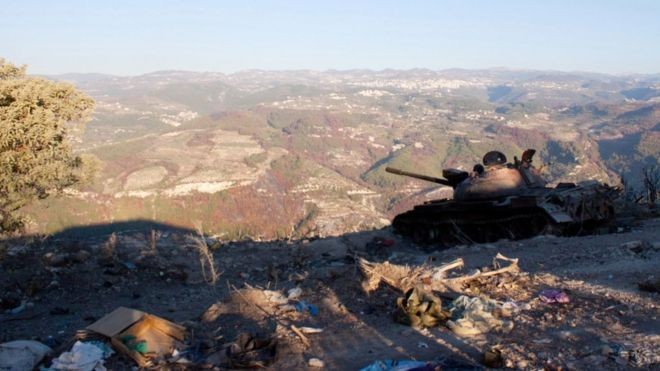 Xe tăng quân đội Syria đánh trả cuộc tấn công của lực lượng Hồi giáo cực đoan trên chiến trường Latakia