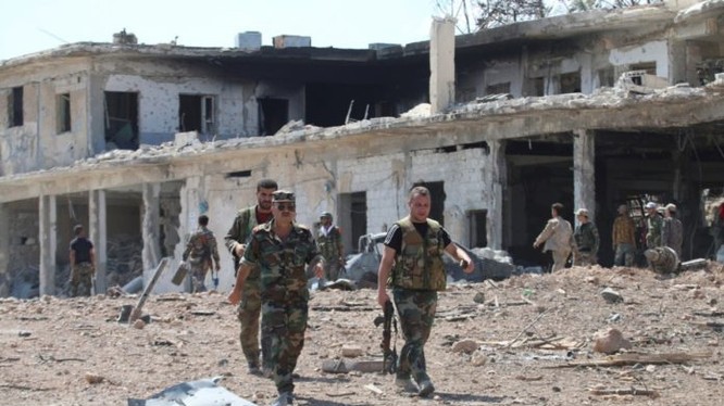 Các sĩ quan binh sĩ quân đội Syria ở quận miền Nam Aleppo