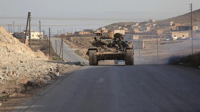 Xe tăng quân đội Syria tuần tra trên đường giao thông