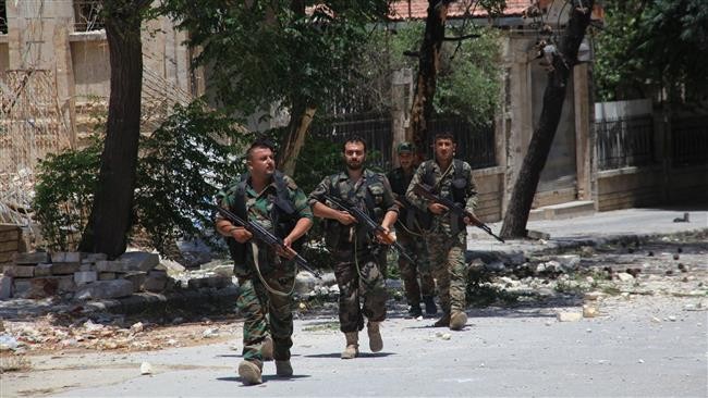 Binh sĩ quân đội Syria tuần tiễu trên đường phố Aleppo