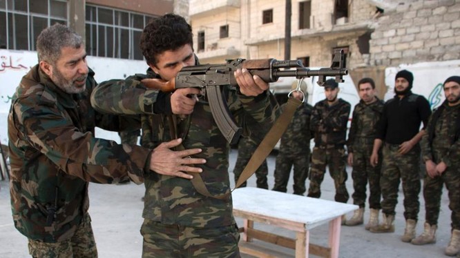 Nhóm chiến binh Hồi giáo cực đoan Al Nusra đang huấn luyện các tay súng mới gia nhập bắn súng