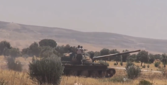 Xe tăng quân đội Syria tấn công trên địa bàn tỉnh Hama