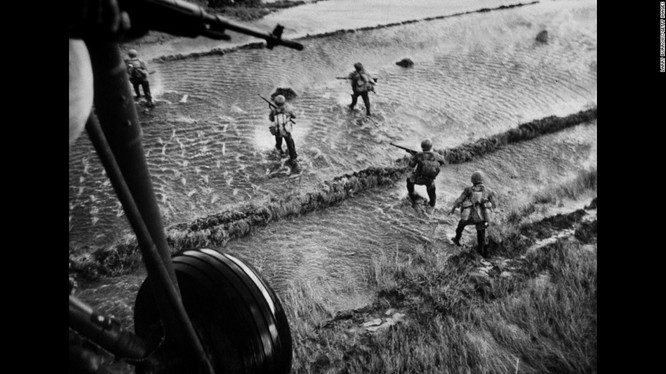 Trực thăng Mỹ bay yểm trợ hỏa lực cho bộ binh trên cánh đồng Việt Nam