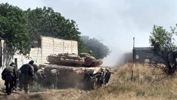 Binh sĩ quân đội Syria cùng xe tăng tấn công trên vùng Đông Ghouta