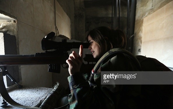 Nũ chiến sĩ xạ thủ bắn tỉa quân đội Syria