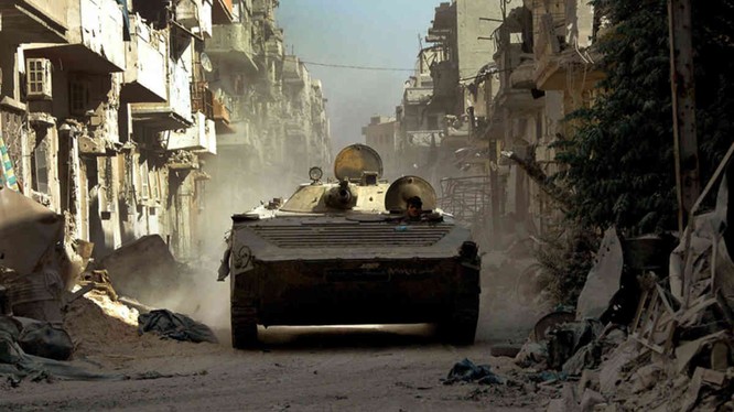 Xe thiết giáp quân đội Syria tấn công trên đường phố (ảnh minh họa)