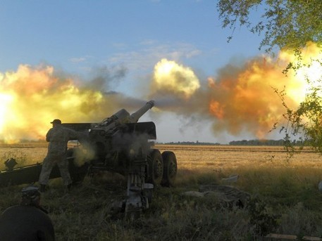 Lực lượng pháo binh quân đội Ukraine pháo kích vào Donetsk
