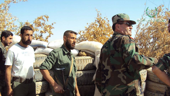 Sĩ quan và binh sĩ quân đội Syria sau trận chiến