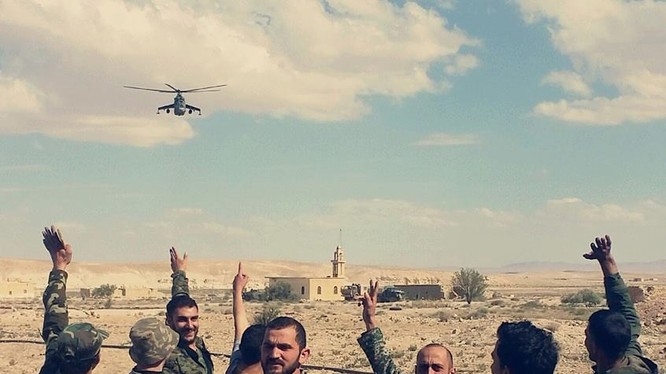 Binh sĩ Syria cùng máy bay trực thăng chiến đấu Nga bảo vệ khu vực dầu mỏ gần Palmyra