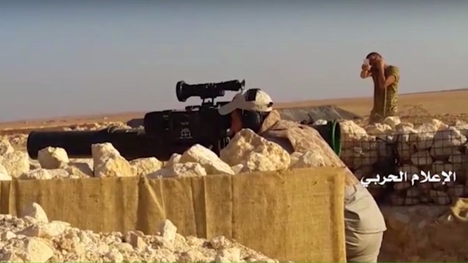 Binh sĩ quân đội Syria sử dụng tên lửa chống tăng Toophan-1 của Iran, tương tự như TOW tấn công lực lượng Hồi giáo cực đoan 