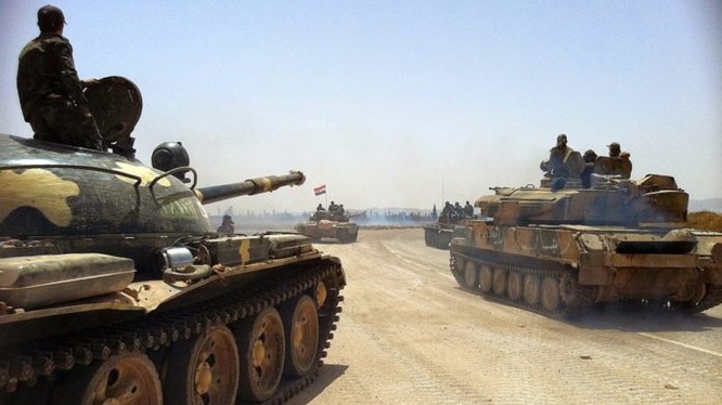 Tăng, thiết giáp quân đội Syria trên chiến trường thành phố Aleppo