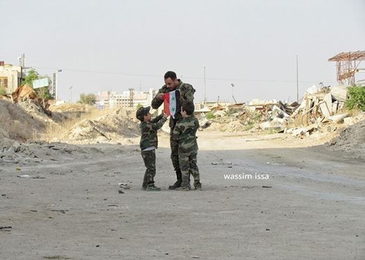 Binh sĩ Syria với các em nhỏ trong khu vực chiến sự ngoại ô Damascus