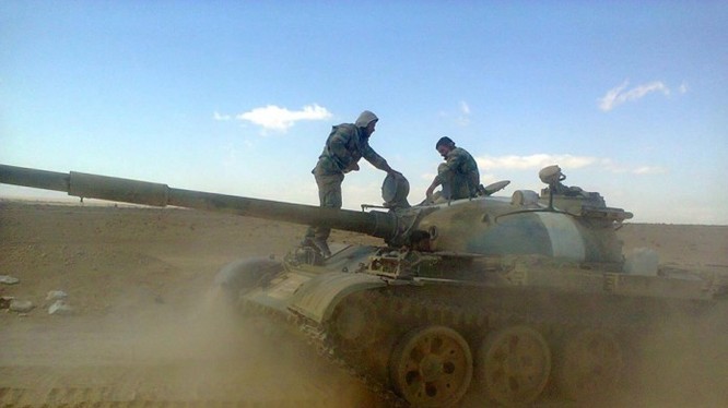 Xe tăng quân đội Syria trên chiến trường miền Bắc Hama