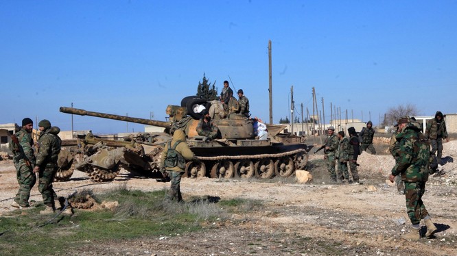 Xe tăng quân đội Syria chuẩn bị tấn công
