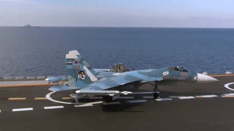 Máy bay tiêm kích đa nhiệm Su-33 của không quân Nga trên tàu sân bay Đô đốc Kuznetsov