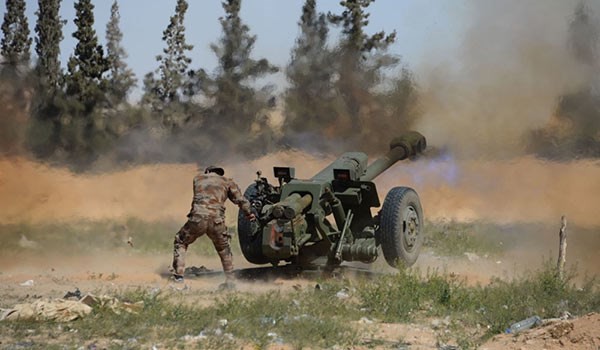 Một khẩu đội pháo binh đang tập kích vào chiến tuyến của lực lượng Hồi giáo cực đoan ở Tây Ghouta