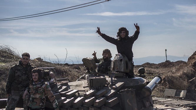 Binh sĩ quân đội Syria trên xe tăng )ảnh minh họa)