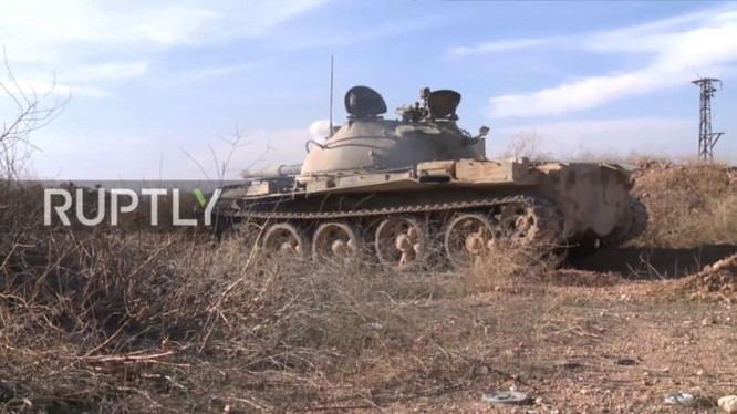 Xe tăng quân đội Syria trên chiến trường phía đông Aleppo